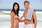 Portrait d'une note de bonne humeur jeune couple sur une plage