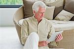 Senior homme tenant une tablette numérique