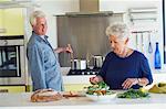 Couple senior, préparer le repas dans une cuisine domestique