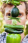 Portrait d'un homme tenant des légumes