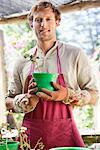 Portrait d'un homme de jardinage et souriant