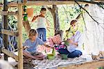 Enfants jouant dans la maison de l'arbre