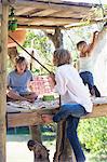 Rückansicht eines jungen Seil greifen Baumhaus zu erreichen