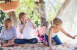 Kinder spielen im Baumhaus