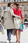 Couple marchant dans une rue, Paris, Ile-de-France, France