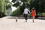 Paar läuft in einem Garten mit ein Welpe, Terrasse De l ' Orangerie, Jardin des Tuileries, Paris, France, Frankreich