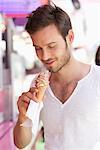 Nahaufnahme von einem Mann essen Eis, Paris, France, Frankreich