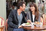Couple romantique dans un restaurant, Paris, Ile-de-France, France