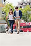 Couple marchant avec un chiot, Paris, Ile-de-France, France