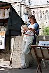 Femme lisant un livre à un décrochage de livre, Notre-Dame de Paris, Paris, Ile-de-France, France