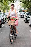 Frau trägt Gemüse auf einem Fahrrad, Paris, France, Frankreich