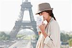 Frau hält einen Reiseführer mit dem Eiffelturm im Hintergrund, Paris, France, Frankreich