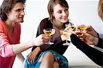 Couple et 3 personnes cliquetis des verres de champagne