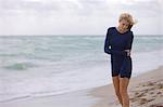 Femme debout sur la plage