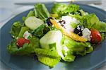 Salade de légumes servi dans une assiette