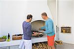 Deux hommes kebab au foyer de cuisson