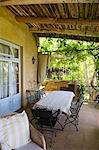 Table et chaises dans une véranda