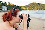 Femme avec des jumelles sur la plage, près de Paraty, Costa Verde, Rio de Janeiro, Brésil