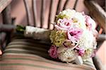 Bouquet de mariée sur chaise