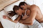 Couple dormir dans le lit ensemble