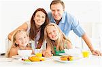 Famille souriant à la table du petit déjeuner