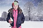 Tragenden Mädchen Sneaker im Schnee