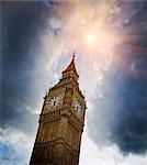 Big Ben Uhrturm im bewölkten Himmel