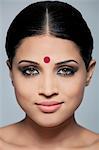 Portrait d'une belle femme avec un bindi