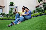 Couple prendre un autoportrait sur une pelouse