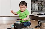 Bébé jouer avec des pots et des casseroles