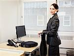 Femme d'affaires à son bureau