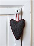 Feutre de décoration de forme coeur suspendu à la poignée