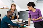 Trois personnes parlant au bureau