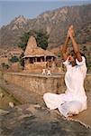 Frauen praktizieren Yoga in die verlassene Stadt von Bhangarh, Alwar, Rajasthan, Indien, Asien