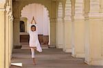 Yoga im Hof der Palast von Mysore, Karnataka, Indien, Asien