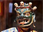 Moine bouddhiste port coloré sculpté en bois masque à la Tamshing Phala Choepa Tsechu, près de Jakar, Bumthang, Bhoutan, Asie