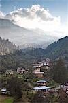Village de Chendebji situé au milieu de collines boisées entre les villes de Wangdue Phodrang et Trongsa, Bhoutan, Himalaya, Asie