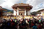Vue sur des foules de spectateurs à la Cour d'honneur au cours d'une danse masquée par des moines bouddhistes à Gangtey Tsechu à Gangte Goemba, gaudart, vallée de Phobjikha, Bhoutan, Asie