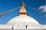 Stupa de Bodhnath (Boudhanth) (Boudha), un des sites plus sacrés bouddhistes à Katmandou, l'UNESCO patrimoine de l'humanité, avec drapeaux colorés sur fond de ciel bleu, Katmandou, Népal, Asie