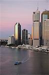 Katamaran-Fähre am Brisbane River und Stadtzentrum, Brisbane, Queensland, Australien, Pazifik