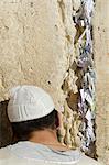 Juif orthodoxe en prière au mur des lamentations, avec des notes de papier dans la fente, vieille ville, Jérusalem, Israël, Moyen-Orient