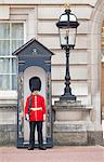 Hofgarde stehen außerhalb Buckingham Palace, London, England, Vereinigtes Königreich, Europa