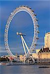 La roue du Millénaire (London Eye) avec la Tamise à l'avant-plan, Londres, Royaume-Uni, Europe