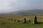 Die Merrivale Stein Zeilen mit großen Grundnahrungsmittel Tür und mittleren Grundnahrungsmittel Tür in der Ferne, Dartmoor Nationalpark, Devon, England, Vereinigtes Königreich, Europa