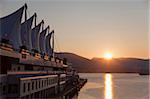 Le Saild of Canada Place au lever du soleil, du secteur riverain du centre-ville de Vancouver, Vancouver, Colombie-Britannique, au Canada, en Amérique du Nord