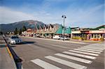Geschäften entlang Connaught Drive, Jasper, Britisch-Kolumbien, Kanada, Nordamerika