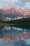 Réflexions de tôt le matin en Moraine Lake, Banff National Park, patrimoine mondial de l'UNESCO, Alberta, Rocky Mountains, Canada, Amérique du Nord
