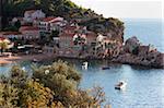 Maisons, port et plage à Przno sur la côte Adriatique, le Monténégro, Europe