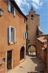 Alten Glockenturm im ockerfarbenen farbige Stadt von Roussillon, Parc Naturel Regional du Luberon, Vaucluse, Provence, Frankreich, Europa