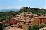 The ochre coloured town of Roussillon, Parc Naturel Regional du Luberon, Vaucluse, Provence, France, Europe